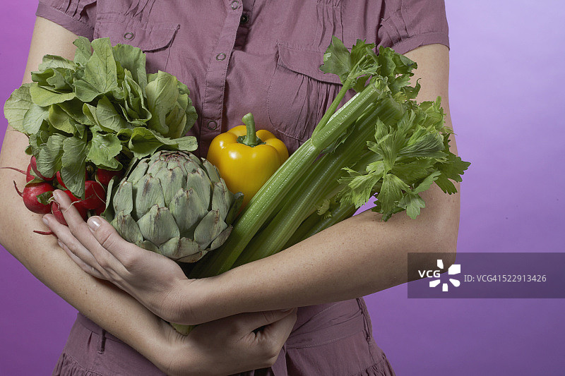 手提蔬菜的女人图片素材