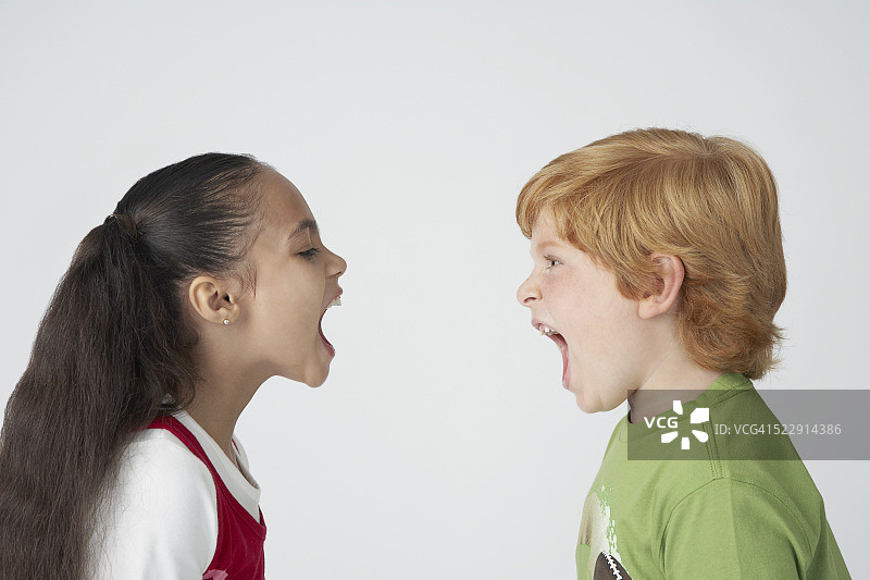 孩子们互相喊叫图片素材