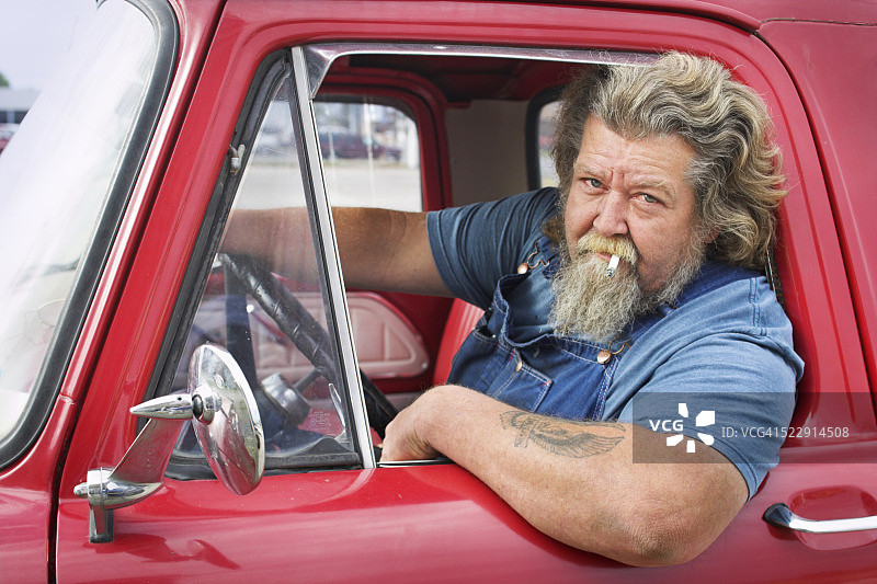 卡车里的男人图片素材