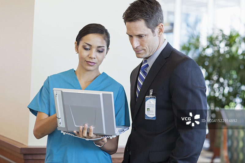 护士向病人展示笔记本电脑图片素材