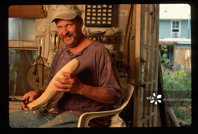 野生动物雕刻家丹·沃恩图片素材