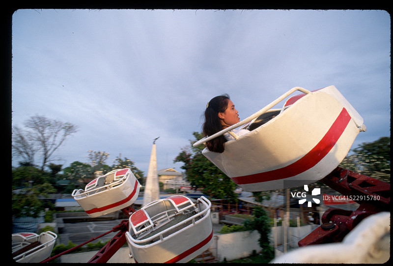在伊洛伊洛市哈罗嘉年华乘坐游乐设施的女人图片素材