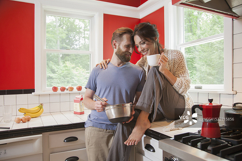 情侣在厨房喝咖啡图片素材