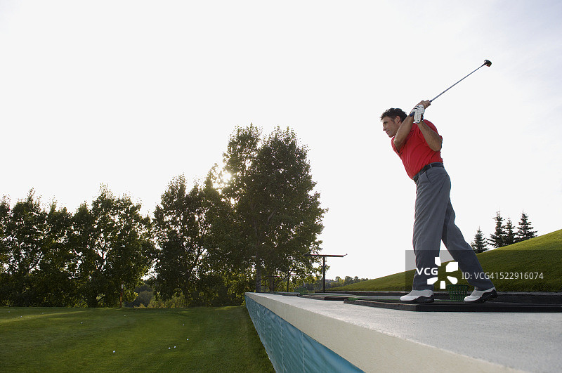 高尔夫球手开球瞬间图片素材
