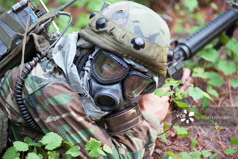 训练期间戴防毒面具的士兵图片素材