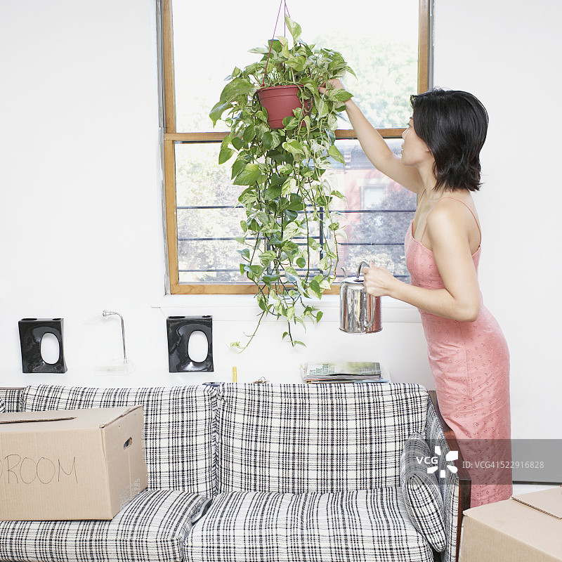 女人浇水图片素材