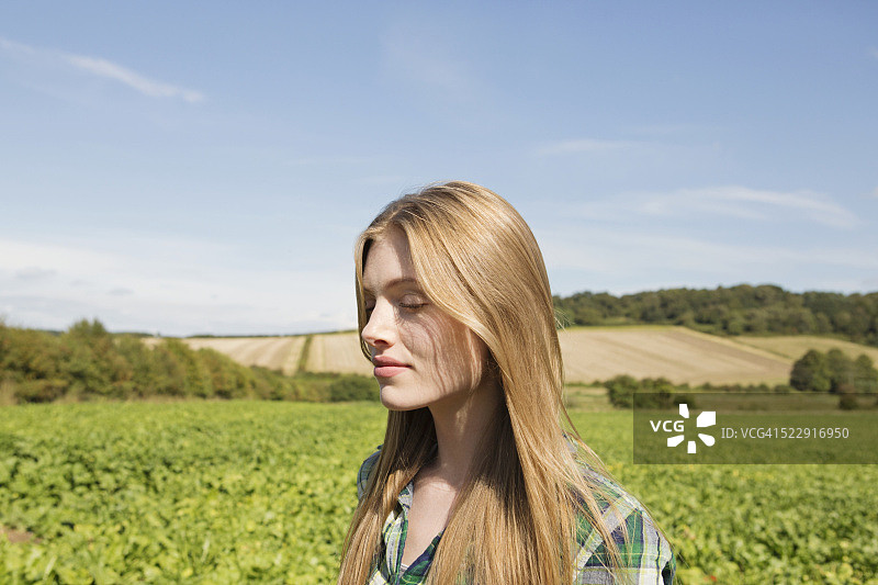 闭着眼睛的年轻女子，英国诺福克图片素材