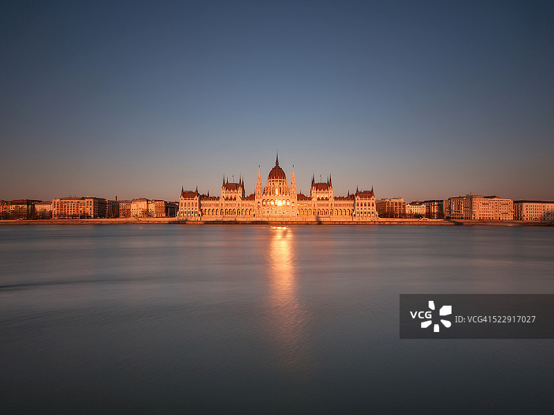 日落下的匈牙利国会大厦图片素材