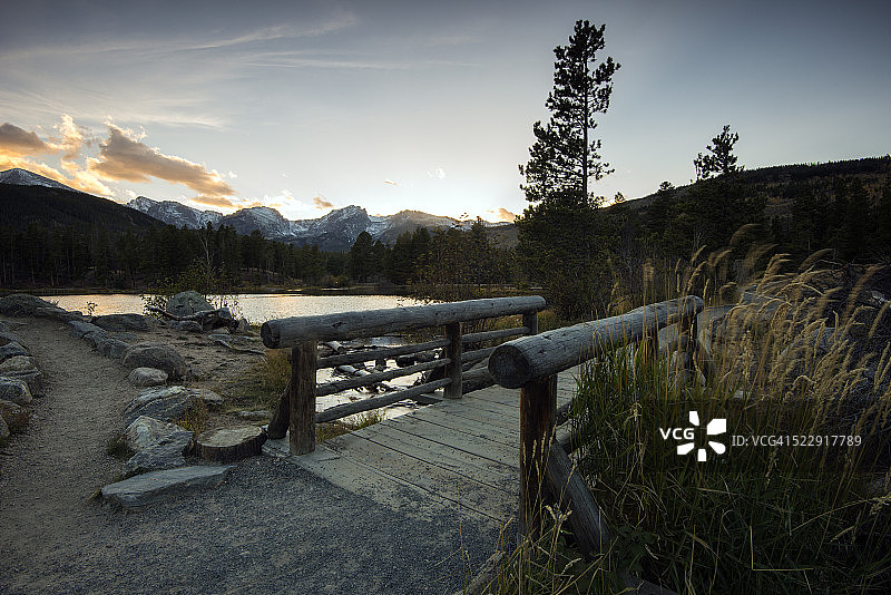 日落时分的斯普拉格湖桥图片素材