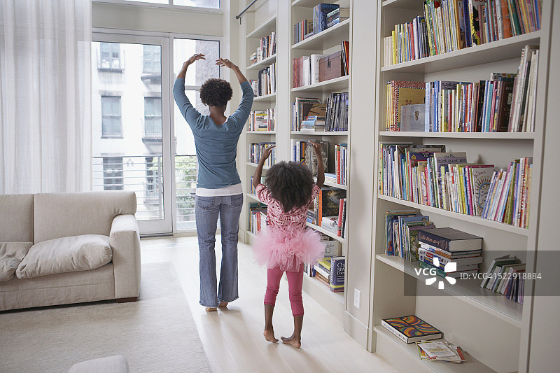在客厅跳芭蕾舞的母女图片素材