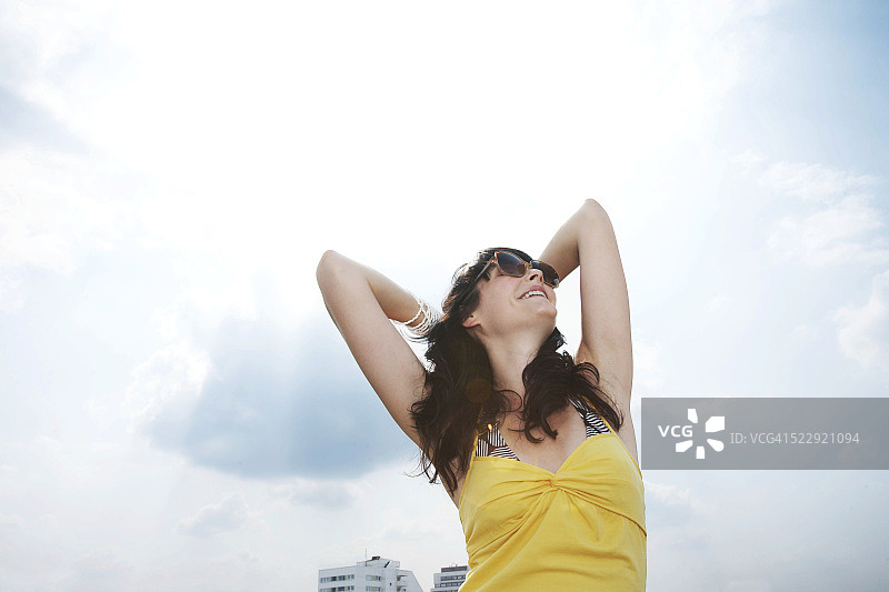 在阳光下放松的女人图片素材