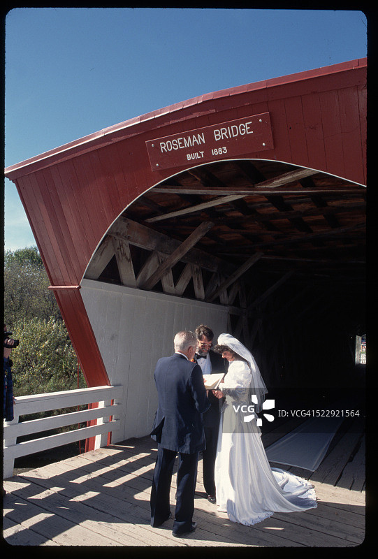 廊桥婚礼图片素材