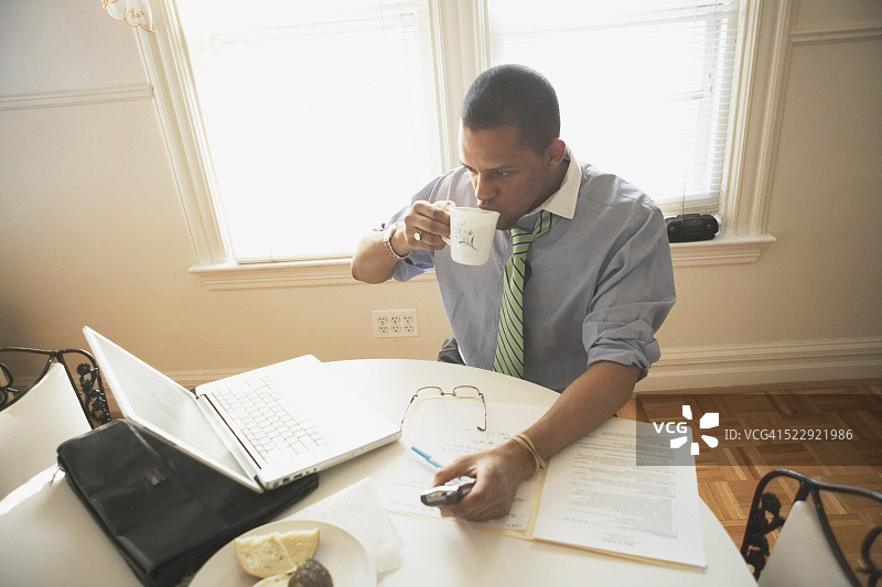 在家工作的商人图片素材