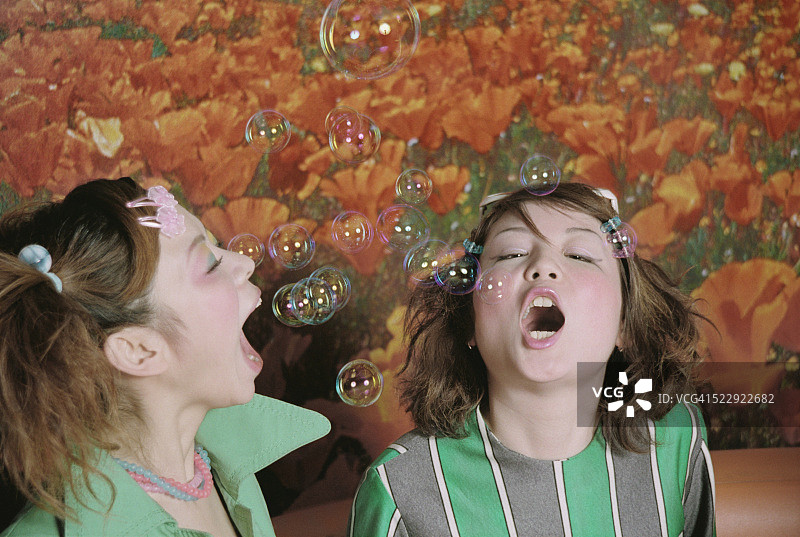 时髦的亚洲女孩吹泡泡图片素材
