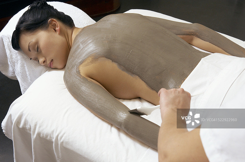 女人享受美容护理图片素材