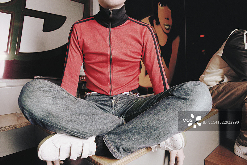 戴红色夹克的潮人图片素材