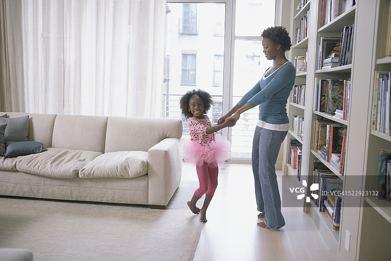 在客厅跳芭蕾舞的母女图片素材