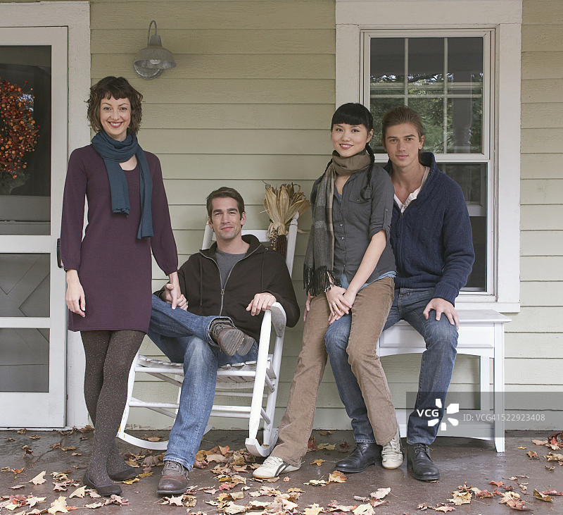 坐在前廊上的幸福情侣图片素材