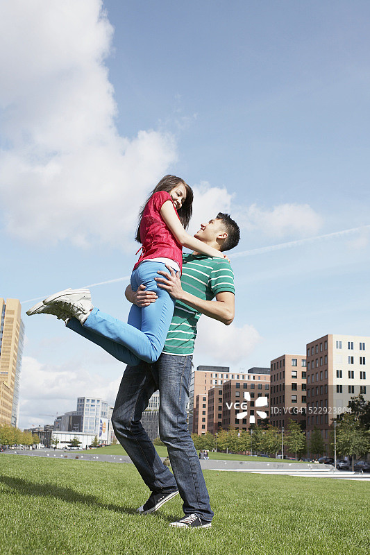 男朋友举起女朋友图片素材