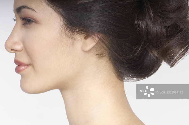 扎着头发的女人图片素材