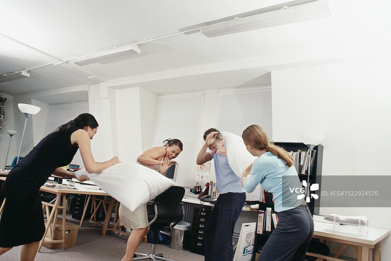 办公室枕头大战图片素材