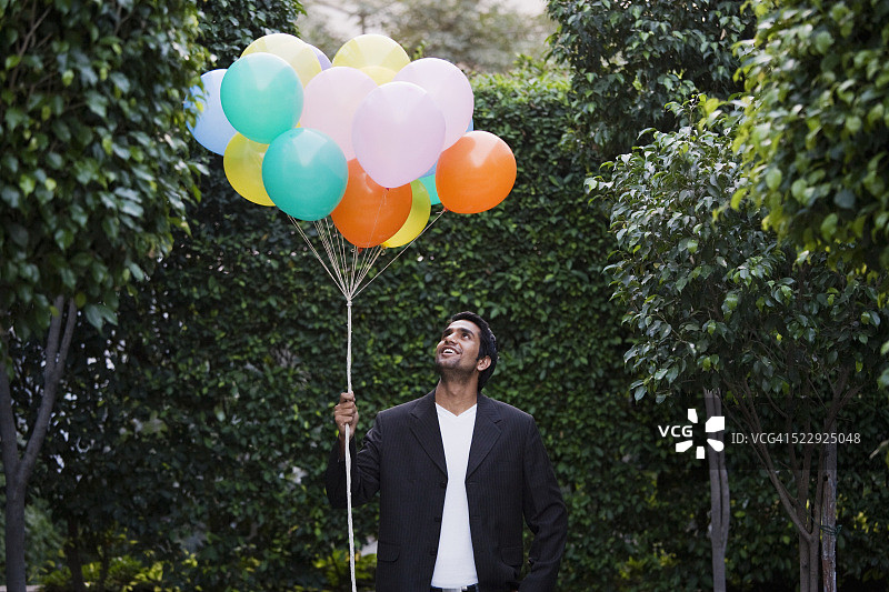 男人手捧派对气球图片素材