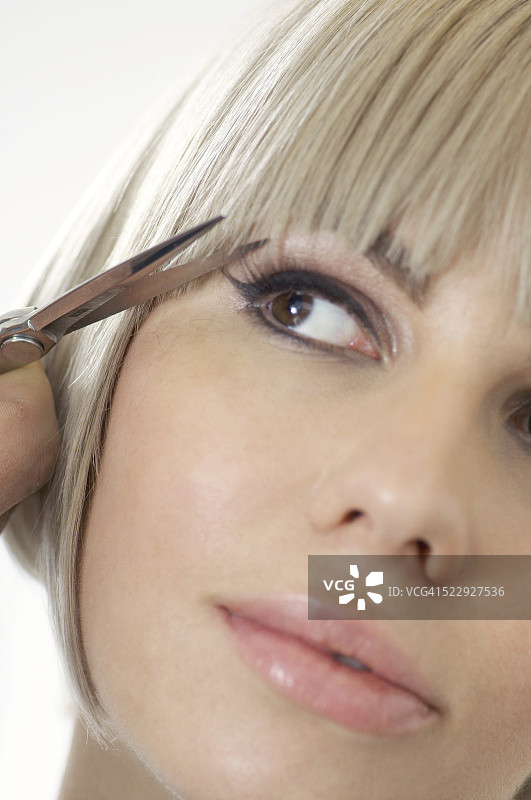 女人剪刘海图片素材