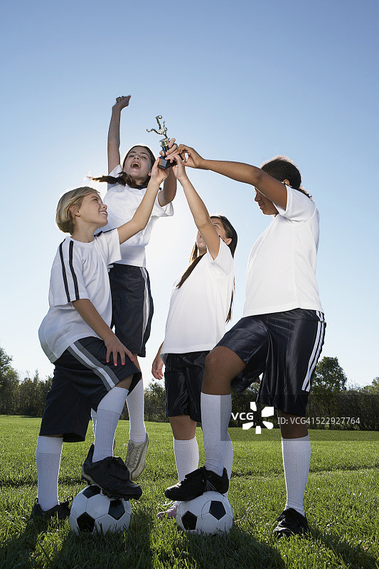 足球队举起奖杯图片素材