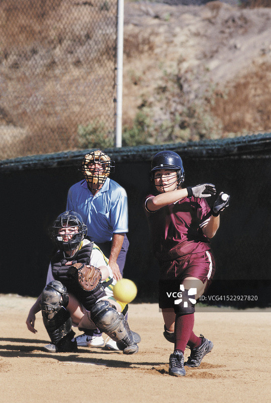 垒球击球瞬间图片素材