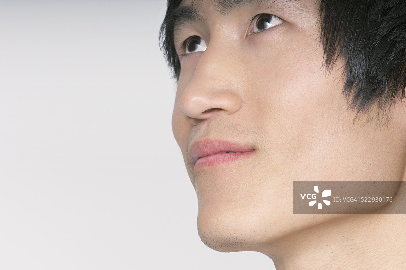 男人抬头向上看图片素材