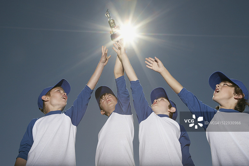 棒球队员举起奖杯图片素材