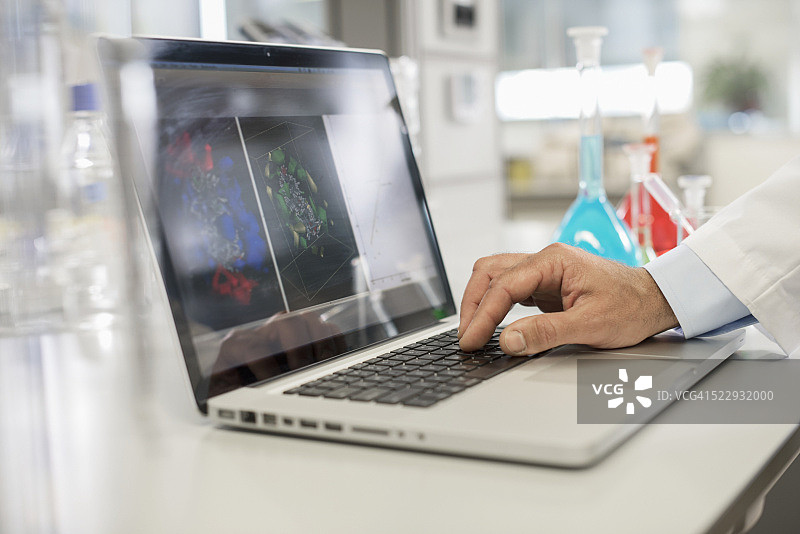 在实验室使用笔记本电脑的科学家图片素材