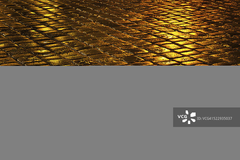 夜晚湿滑路面上遗落的红色鞋子图片素材