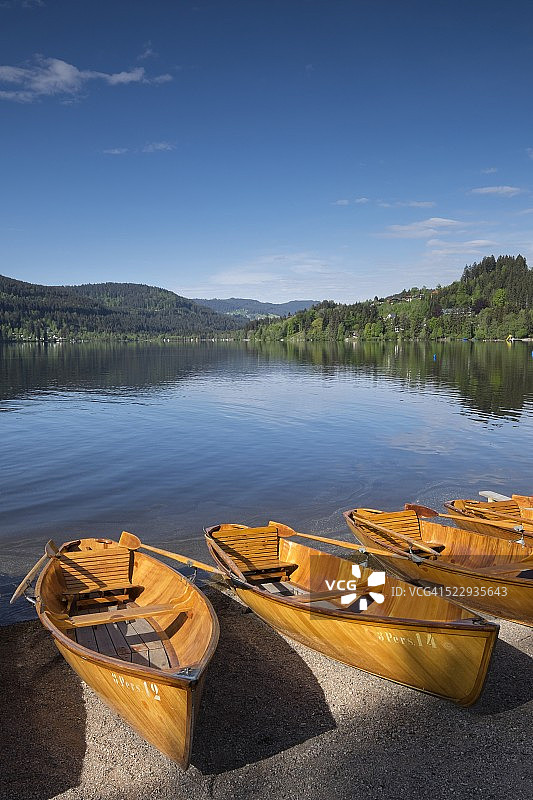 德国巴登-符腾堡州蒂蒂湖-诺伊施塔特：蒂蒂湖岸边的划艇图片素材