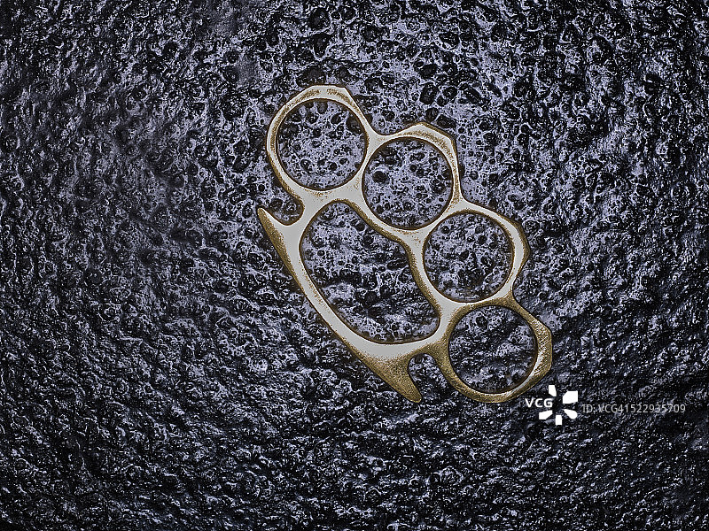 沥青路面上的指节铜套图片素材