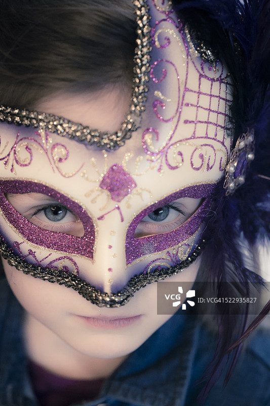 德国女孩戴威尼斯嘉年华面具图片素材