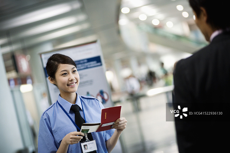 边境巡逻人员在机场检查护照图片素材