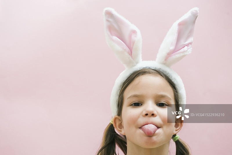 戴着兔子耳朵的女孩图片素材
