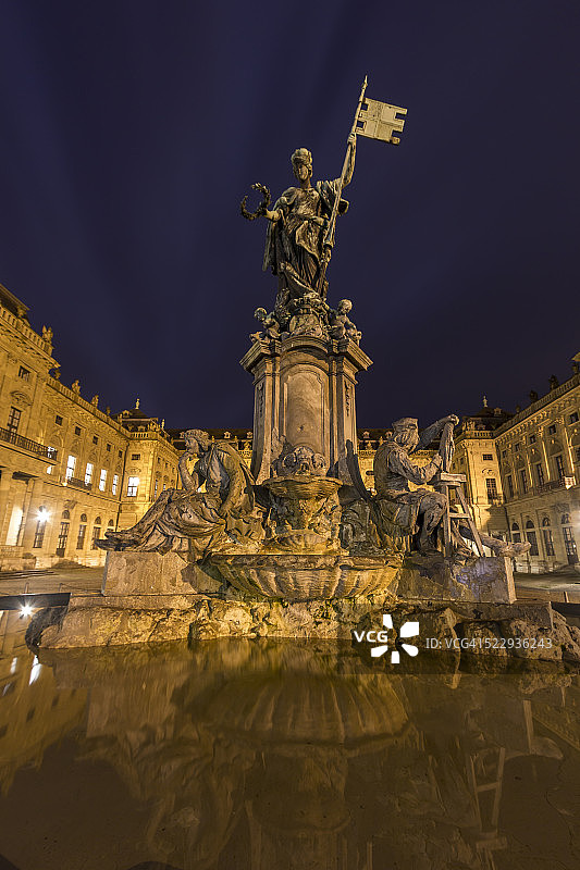 德国巴伐利亚州维尔茨堡维尔茨堡宫，夜晚的弗兰肯喷泉雕塑图片素材