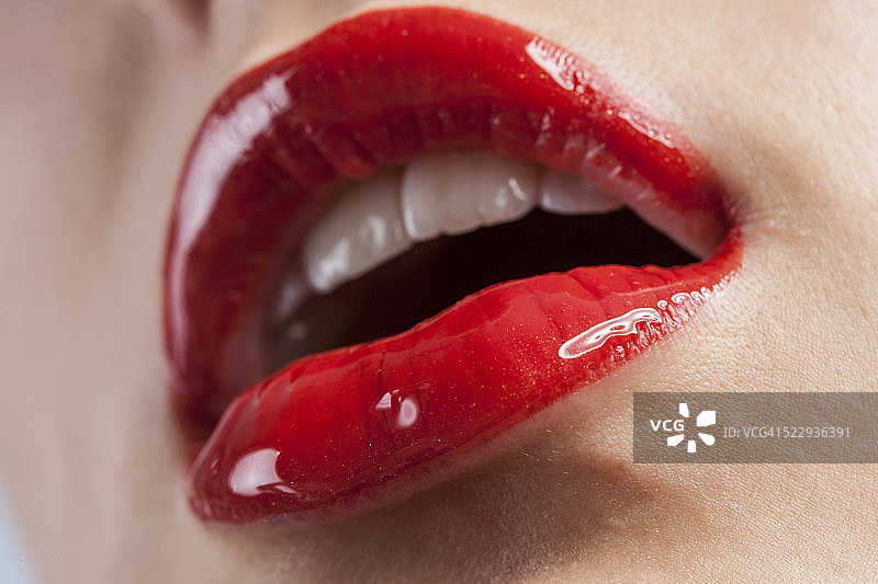 涂着红色口红的女人嘴唇图片素材