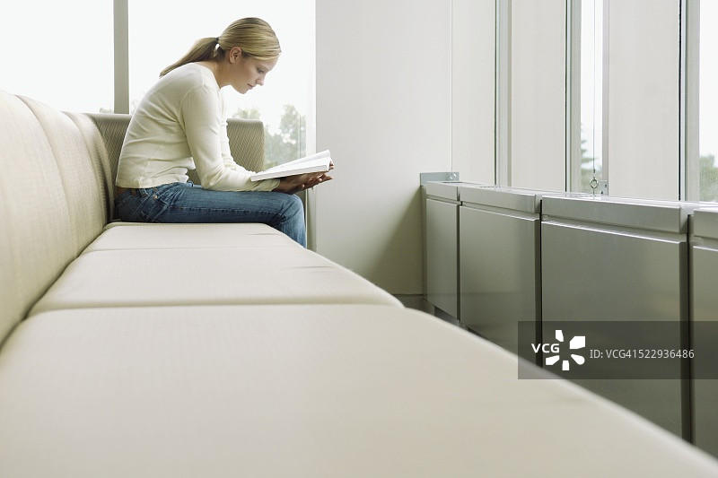 年轻女人学习图片素材