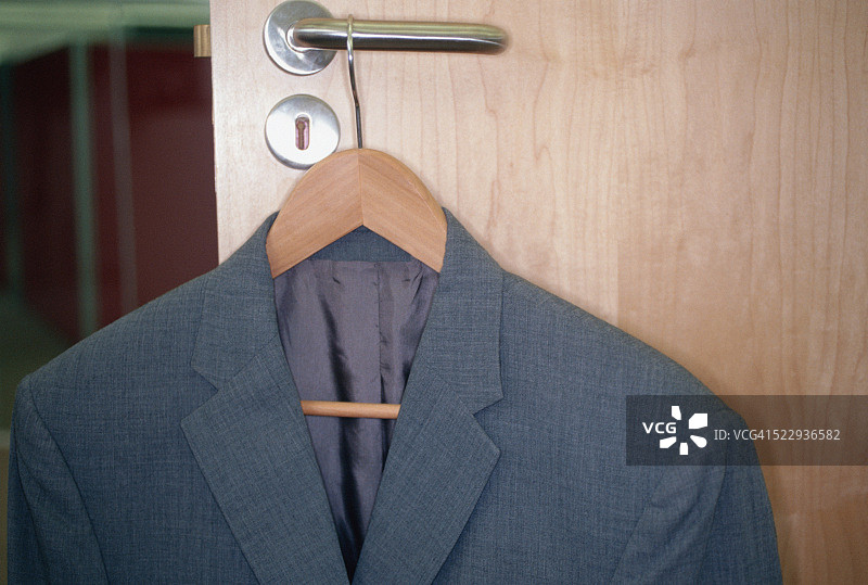 挂在门把手上的西装图片素材