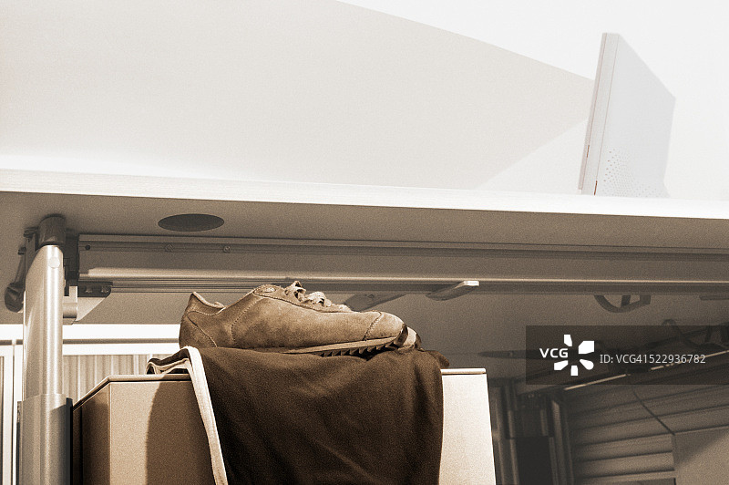 办公室工作站中的鞋子图片素材