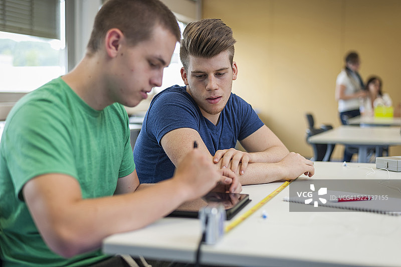 教室里的两名职业学校学生图片素材
