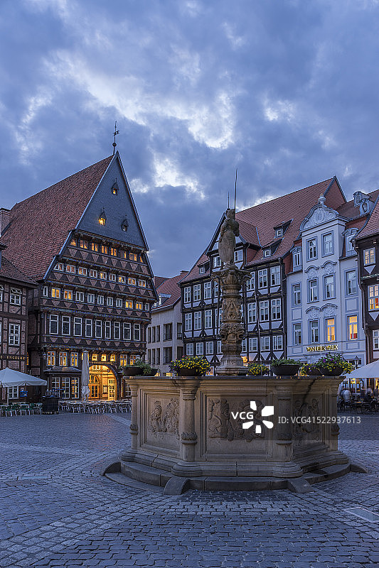 德国下萨克森州希尔德斯海姆，市场、罗兰喷泉和肉商行会大厅夜景图片素材