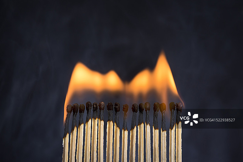 燃烧的火柴图片素材