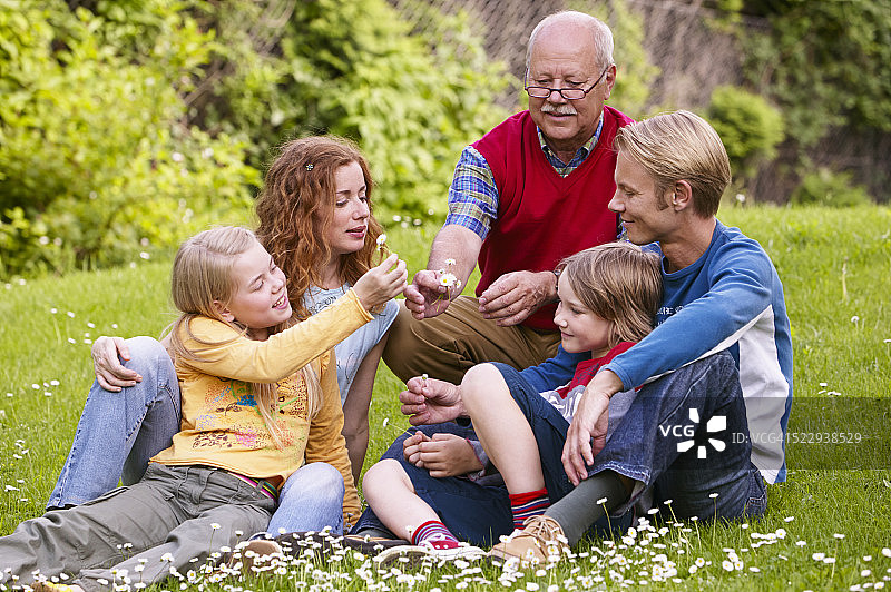 三代同堂坐在花园里图片素材