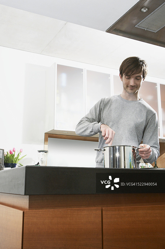 男人在做饭图片素材