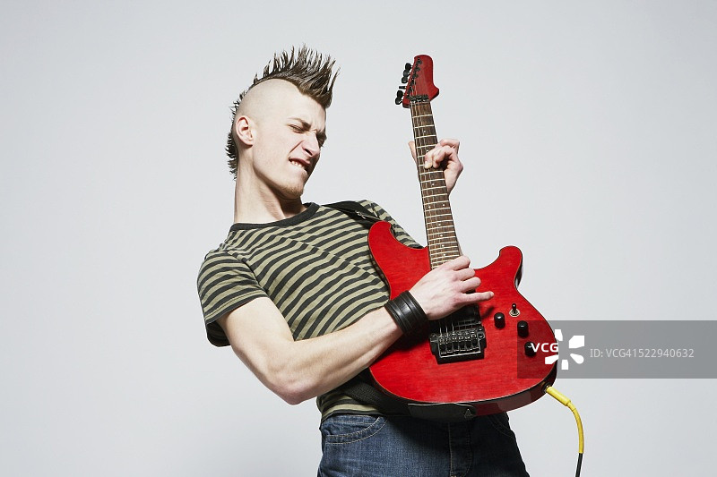青年男子弹吉他图片素材