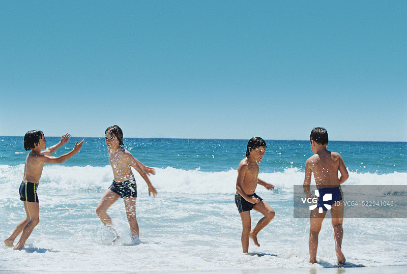 男孩在海里戏水图片素材